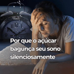 Mulher exausta com a mão na cabeça, açúcar ao lado e despertador ao fundo marcando 3h da manhã, simbolizando insônia causada por açúcar.